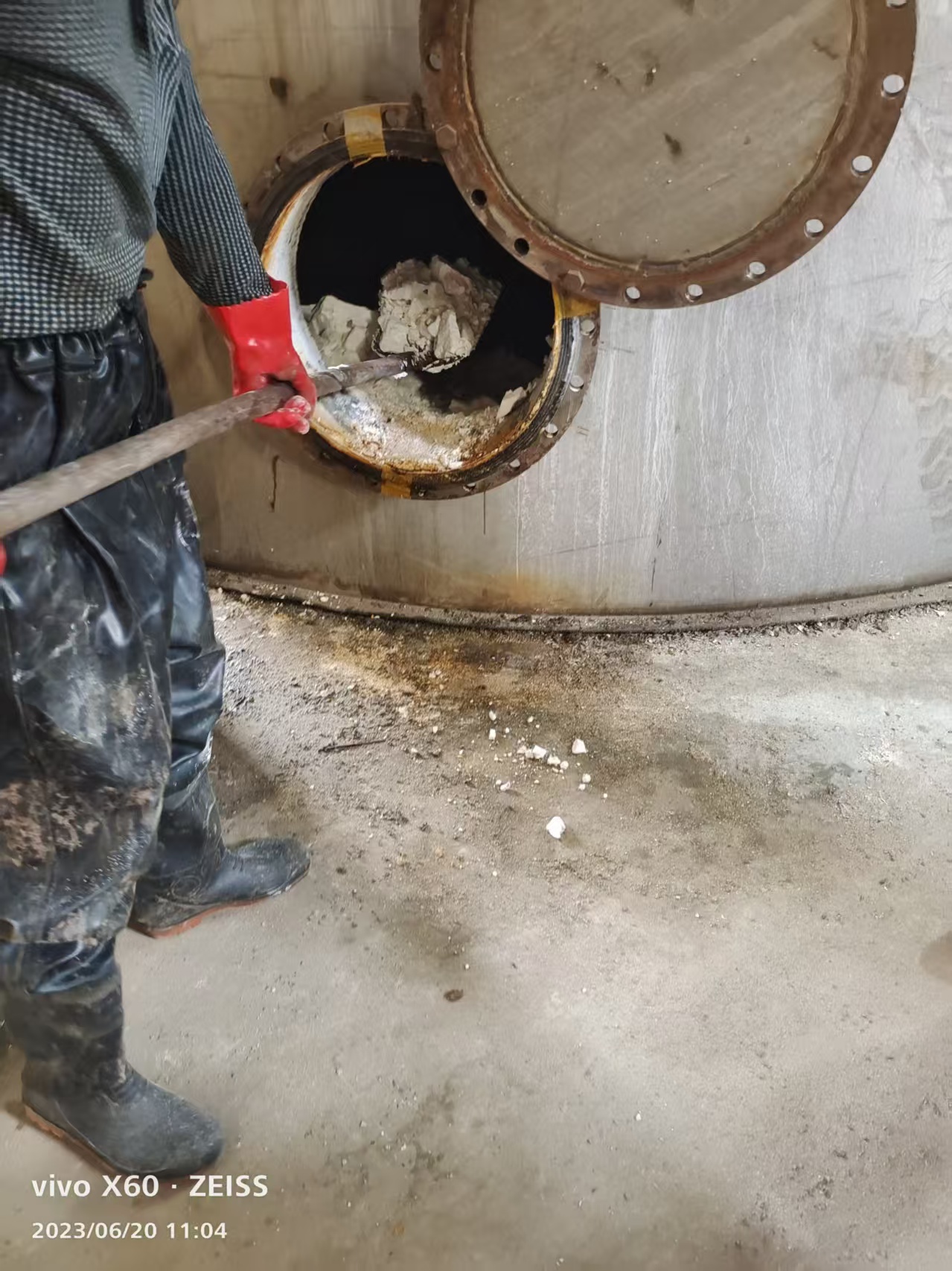 清理甲醛罐凝固块